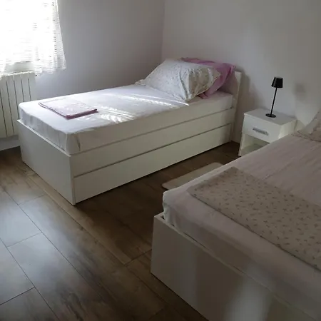 Podgozd House * Trnovo